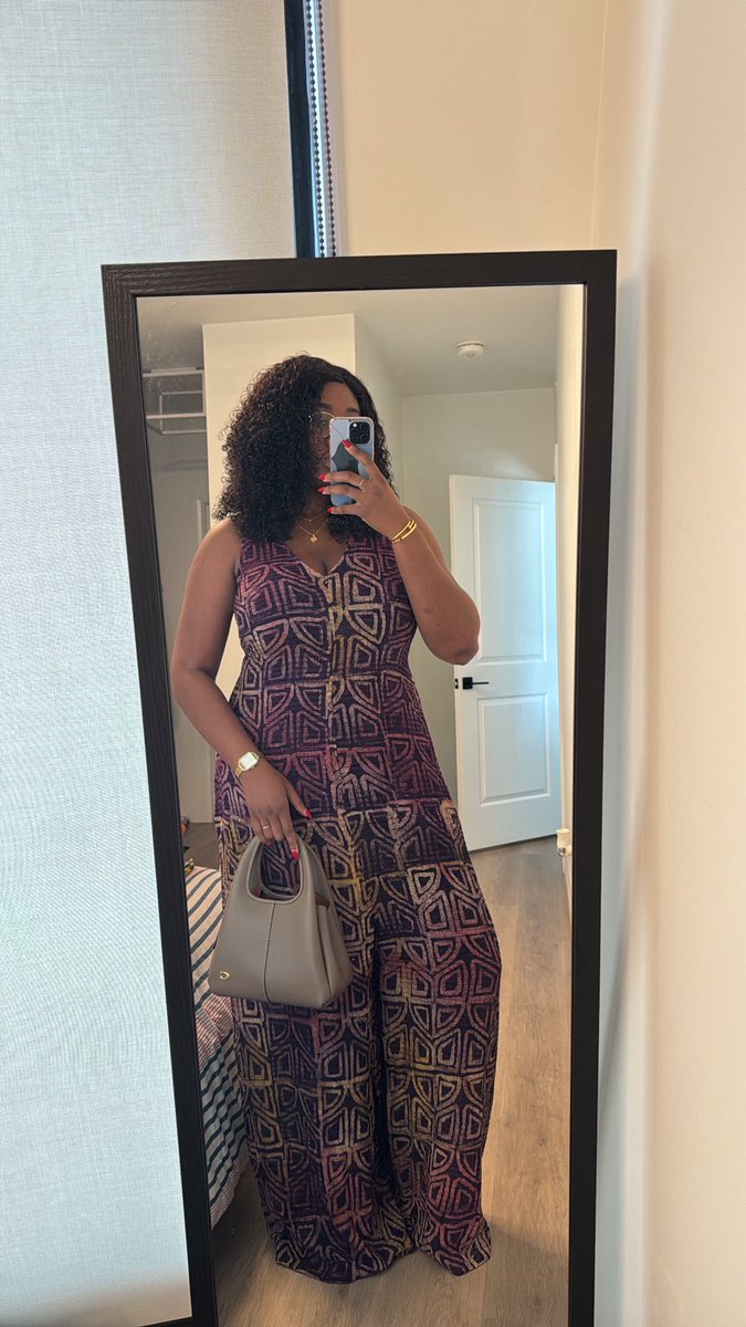 sleek_precy's tweet photo. A mirror loves to see me coming https://t.co/jaZ7csqL4T