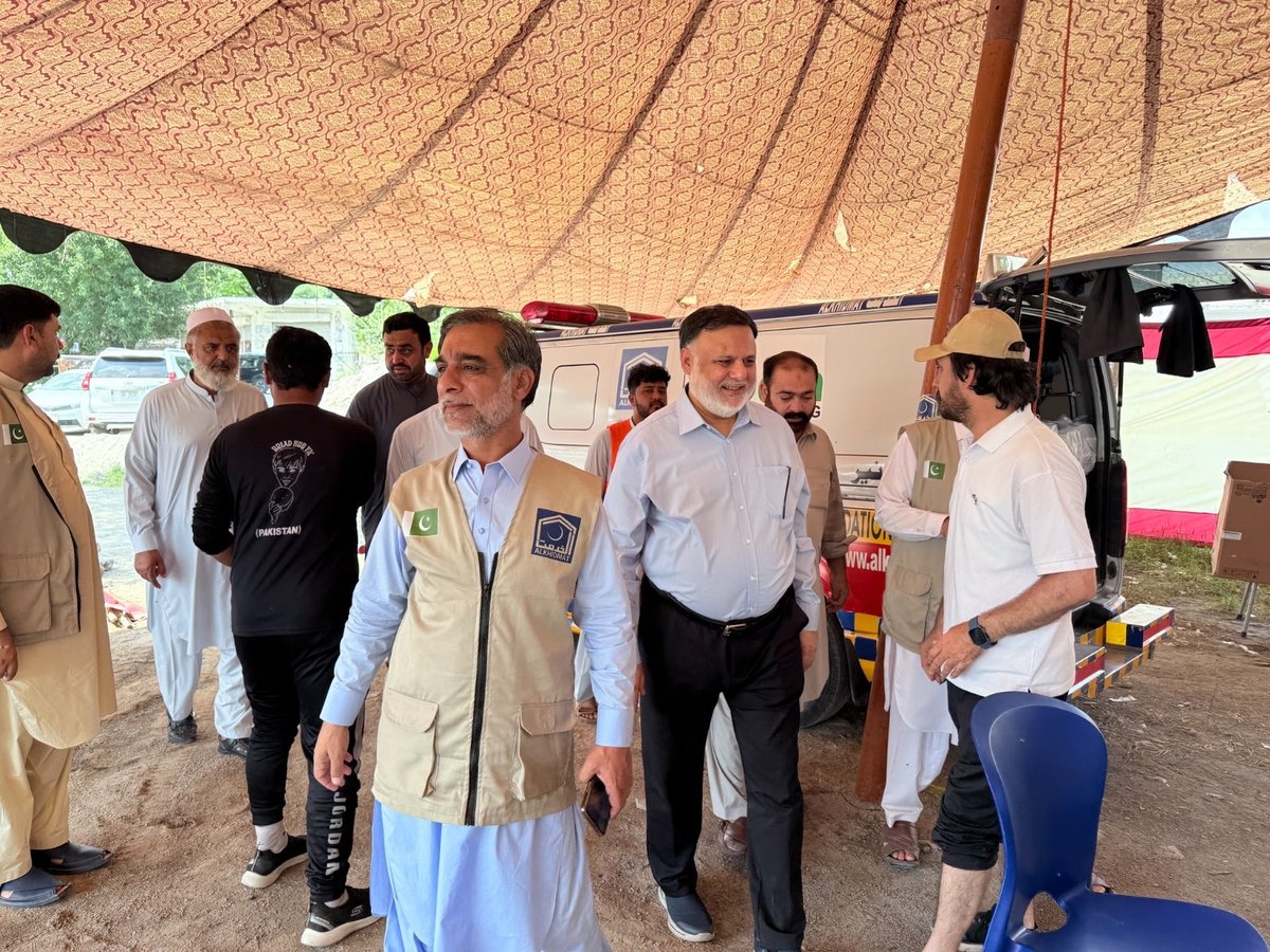 الخدمت ریلیف کیمپ بونیر
چیف ایگزیکٹیو الخدمت کراچی نوید علی بیگ نے سیلاب سے متاثرہ ضلع بونیر کے مختلف علاقوں اور الخدمت ریلف کیمپ کا دورہ کیا۔۔
صدر الخدمت فاؤنڈیشن خیبرپختونخواہ شمالی فصل محمود نے سیلاب متاثرین کے لئے الخدمت فاؤنڈیشن کی ریلف سرگرمیوں کے حوالے سے تفصیلی بریفنگ دی