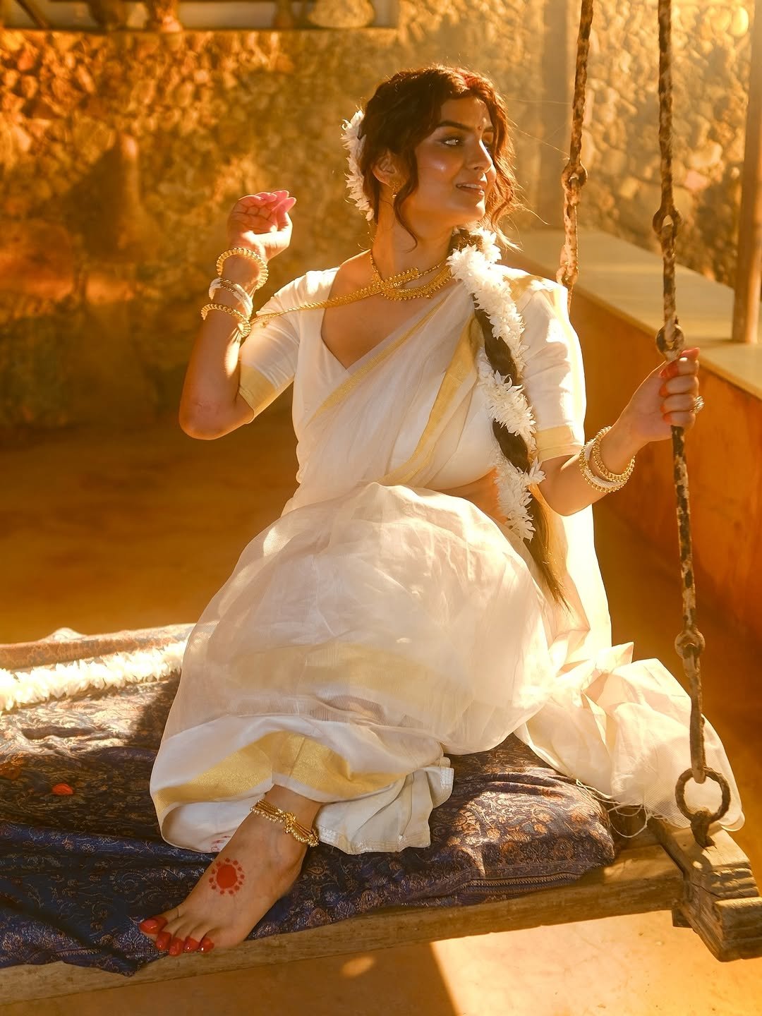 GziMjKJWYAAyF9C?format=jpg&name=large