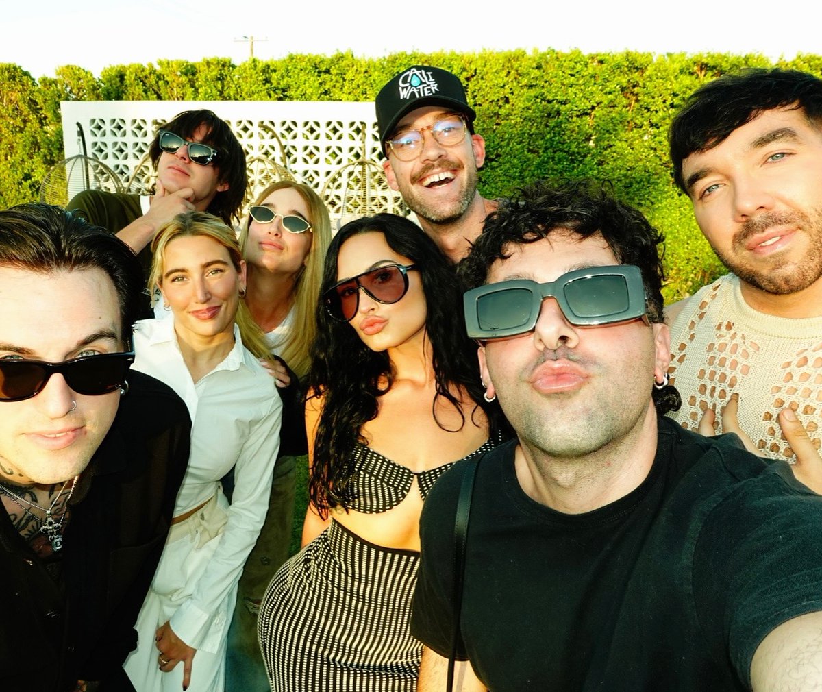 Demi Lovato com seu marido Jordan Lutes e seus amigos em nova foto compartilhada por Matthew Scott. 🤍