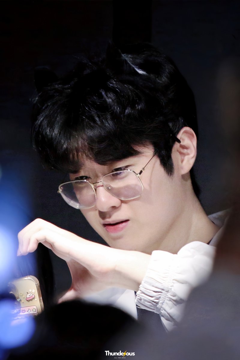 250829 LCK HLE vs NS 승리팬미  

우제가 고양이귀 머리띠 앞뒤 반대로 썼는데 그래서 더 진짜 귀처럼 보여 ㅋㅋㅋㅋ

#Zeus #제우스 #최우제 #HLEWIN