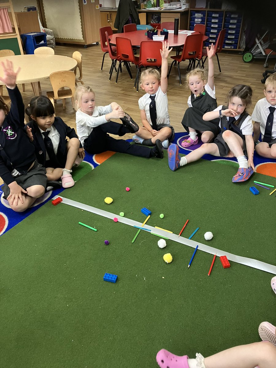 StAndrewsCumb's tweet image. Primary 1 we’re making symmetrical and asymmetrical pictures together. Look at our finished class pictures.