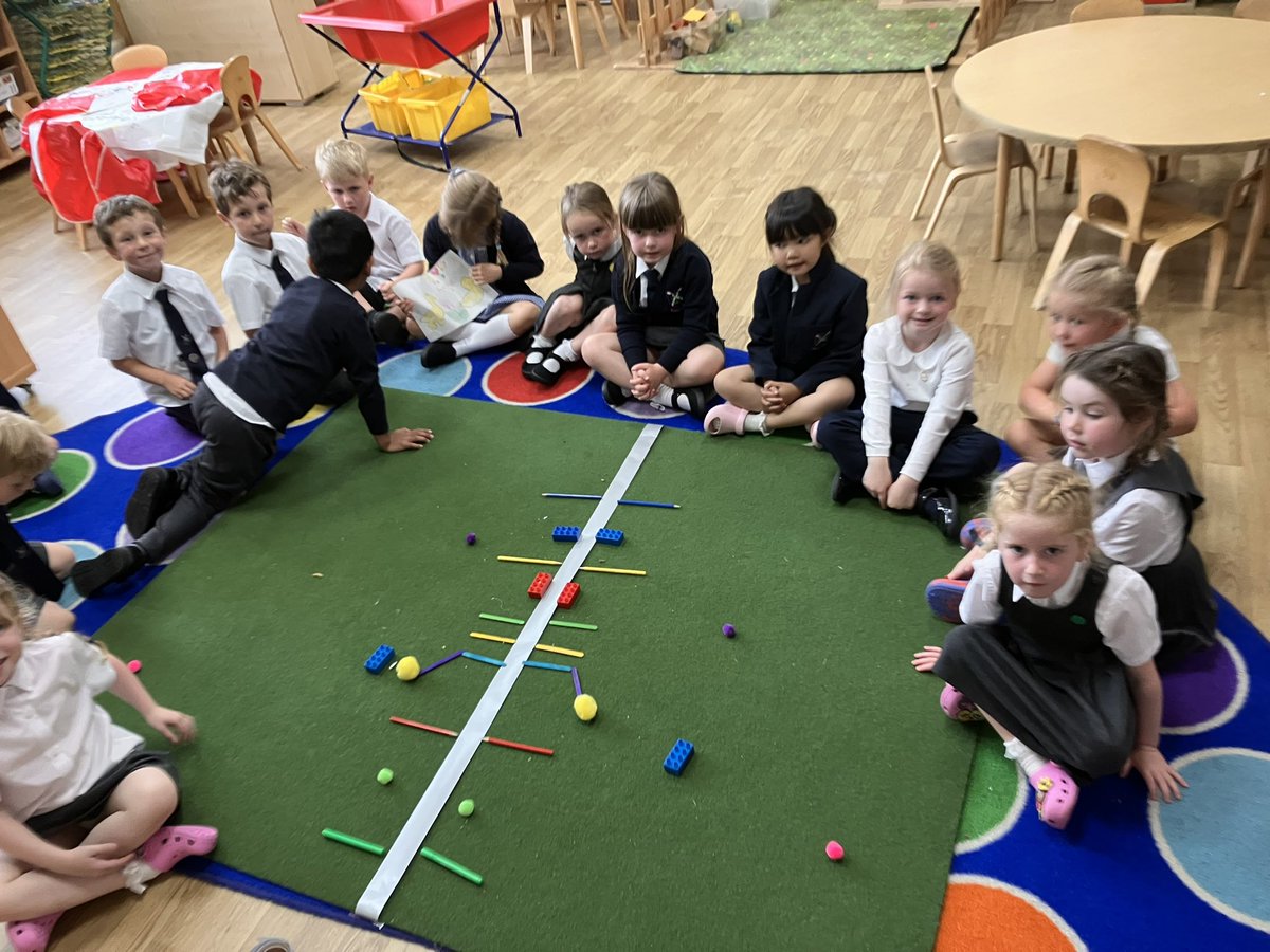 StAndrewsCumb's tweet image. Primary 1 we’re making symmetrical and asymmetrical pictures together. Look at our finished class pictures.