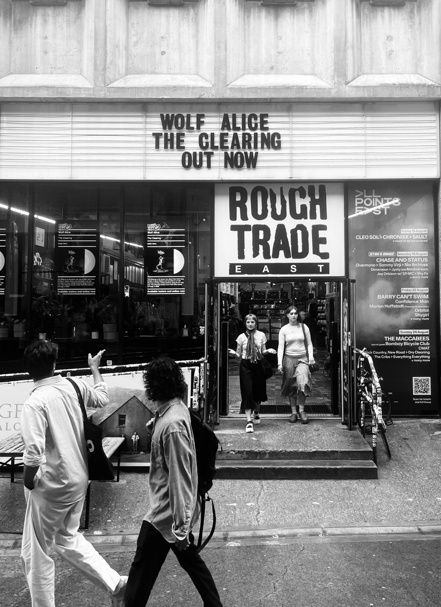 'The Clearing'. A second UK number-one album for <a href="/wolfalicemusic/">Wolf Alice</a> 👏

<a href="/ColumbiaRecords/">Columbia Records</a>