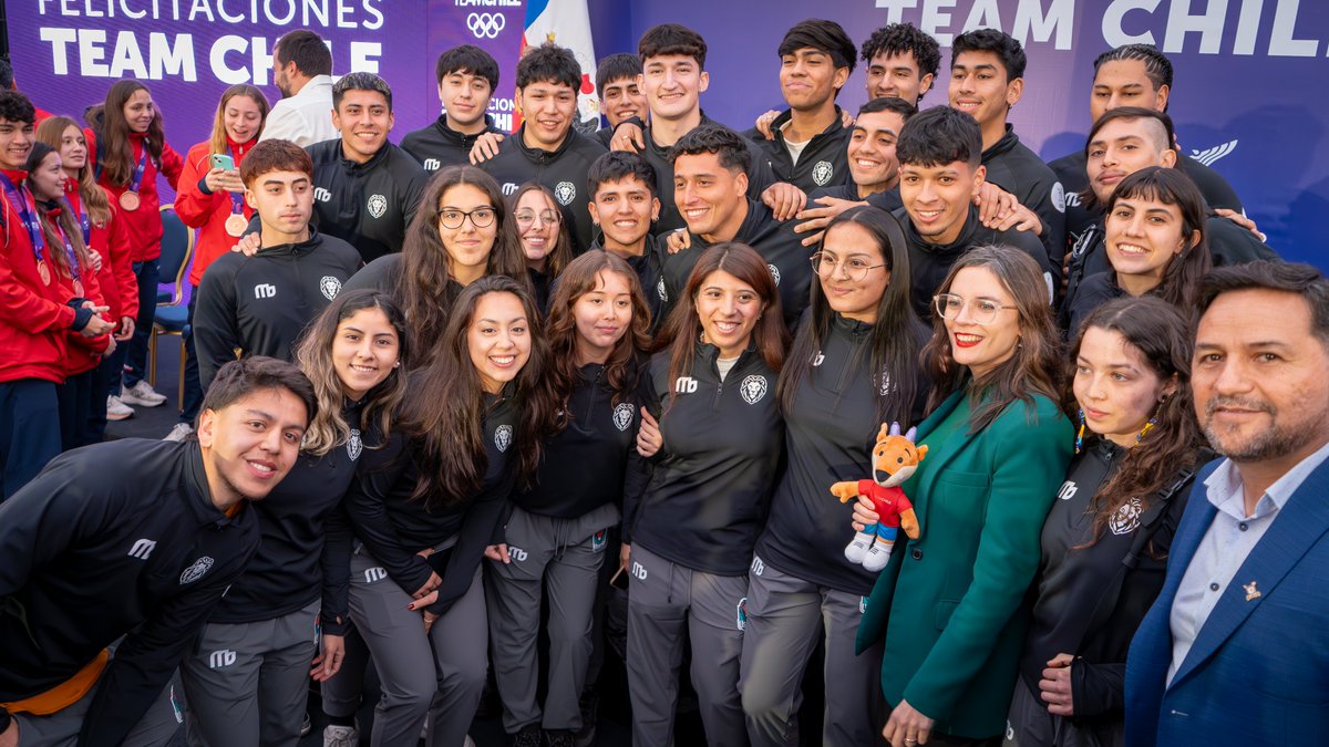 La presencia de nuestros/as deportistas Usach en La Moneda junto a Valentina Toro, medallista mundial de karate, nos recuerdan que la educación pública no solo educa, también inspira, acompaña e impulsa talento y excelencia dentro y fuera de las aulas. ¡Felicidades! #SomosUsach