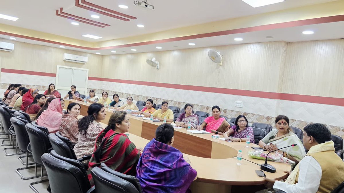 idharampalsingh's tweet image. आज प्रदेश मुख्यालय पर राज्य महिला आयोग की माननीय सदस्यों के साथ बैठक किया।