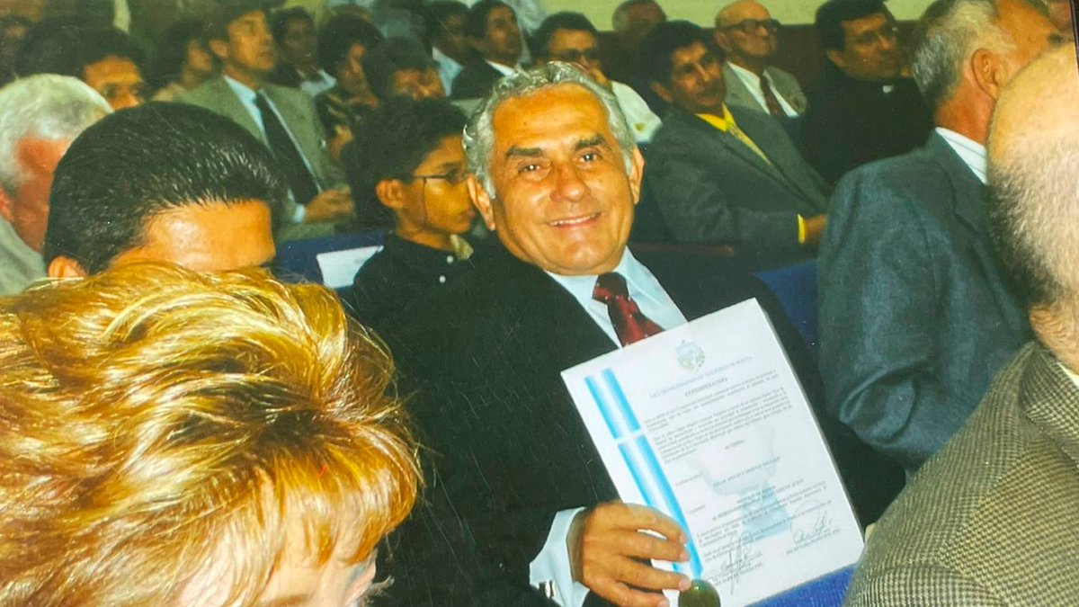 ¡30 AÑOS DE HACER HISTORIA, DE SER RADIO SON DE MANTA! 

Estamos de aniversario, cumpliendo 30 años de contar historias, de contar noticias, de entretener y de estar junto a uds.

Les compartimos imágenes de la historia de nuestra Radio, con personajes que han sido parte