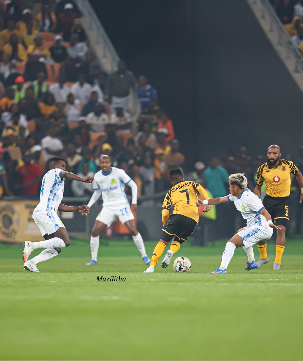 IN-POSSESSION Tactical Analysis📝

♤ Kaizer Chiefs vs Mamelodi Sundowns

Kaizer Chiefs, though sacrificing possession dominance, carried more attacking threat when entering the final third. The speed and wide play through Lilepo and Mmodi unsettled Sundowns, forcing them into