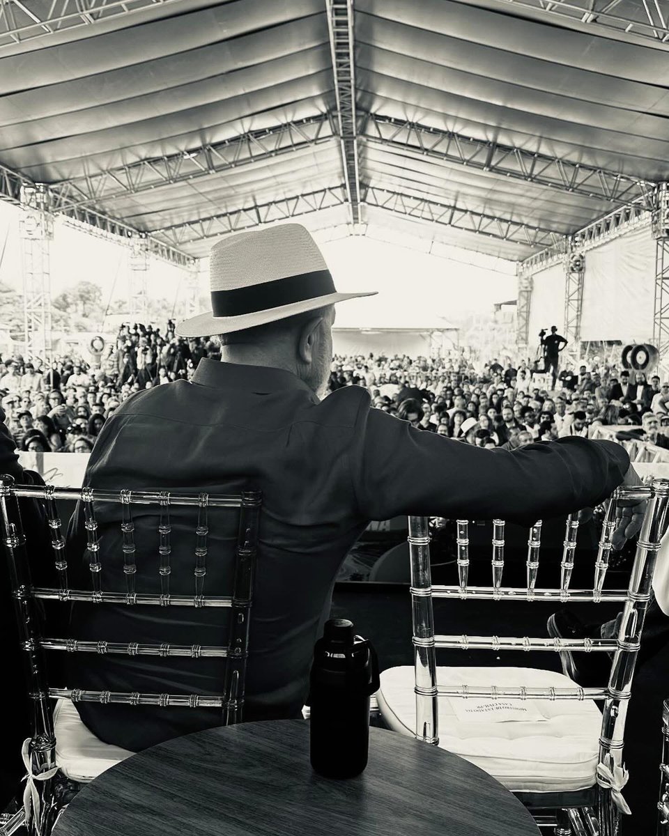 Eu mesma fiz essa foto dele.

Na minha frente, um homem que carrega a democracia, a soberania e a justiça: o nosso presidente ❤️. 

Que honra estar ao seu lado, que é o lado do povo brasileiro! É <a href="/LulaOficial/">Lula</a>!