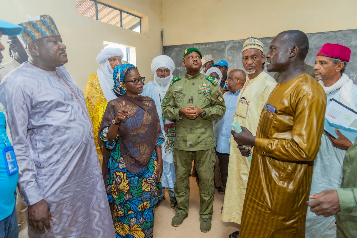 Jour 3 #Tahoua.  À Gueza, visite du nouveau collège de proximité financé par <a href="/GAC_Corporate/">Global Affairs Canada</a>.
Impact immédiat : les enfants des villages alentours, surtout les filles, n'ont plus à parcourir des Kms pr étudier.
Cette école au cœur des communautés forme déjà les leaders de demain.