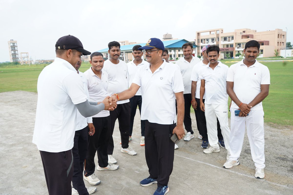 SDRF_UP's tweet photo. दिनांक 29.08.2025 को राष्ट्रीय खेल दिवस के अवसर पर सेनानायक महोदय डॉ सतीश कुमार के निर्देशन में #SDRF_UP वाहिनी मुख्यालय के क्रिकेट ग्राउंड में #SDRF_UP vs 11वीं NDRF India के बीच मैत्री क्रिकेट मैच का आयोजन किया गया। जिसमें #SDRF_UP टीम ने 58 ���नों से जीत दर्ज की। https://t.co/gjp6kBjHgt