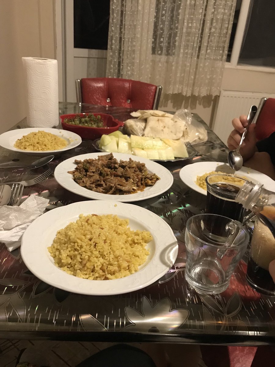 Sofra yanlış anlaşılmasın, kuzular geldiler, kim diyordu abi bekarlık sultanlık diye. Tavuk döner yemekten içim şey oldu. 🤦‍♂️