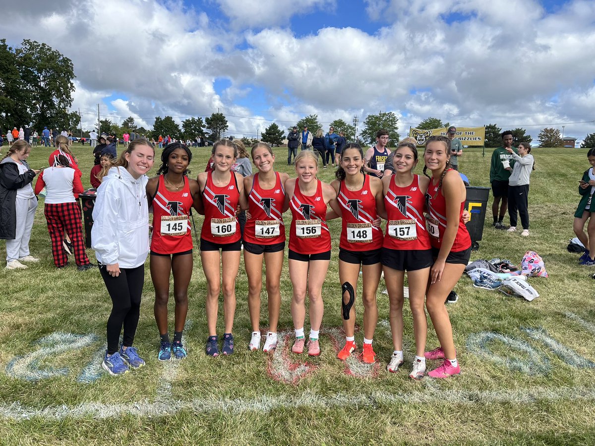 Lizzys1206's tweet photo. Great run today at the Golden Grizzlies Invitational at Oakland University. Came 2nd for DC and 42nd overall. Lots of great teams there, and afterwards we got to watch UDM run aswell. #RunDCXC @DivineChildAthl https://t.co/ZjQsBpzOYM