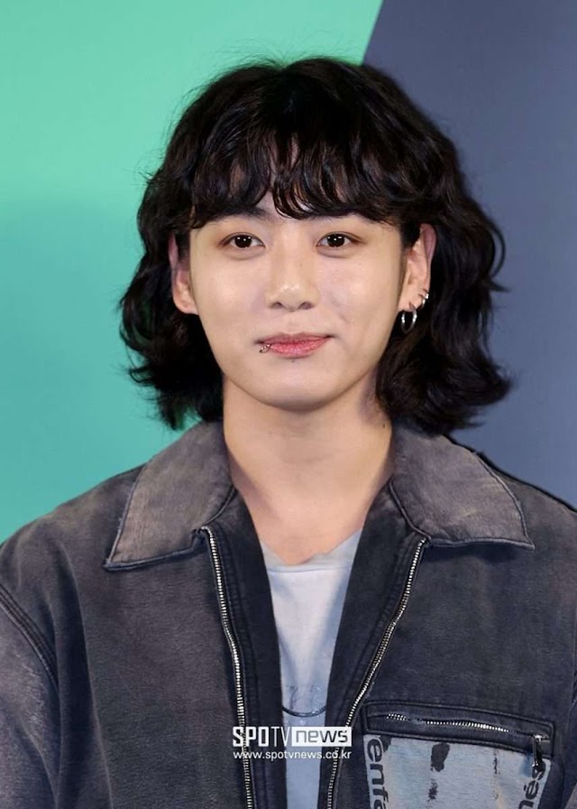 AyeJay_01's tweet photo. @btscanthrowme WHO TF- JUNGKOOK IF U DONT LIKE UR LONG HAIR THEN CUT THEM BUT DO NOT BLAME ARMYS OF SUCH NONSENSE SRRY. CUZ SAYS WHO. WHoOo😫😩😩😩 https://t.co/xSEvc9YP2u