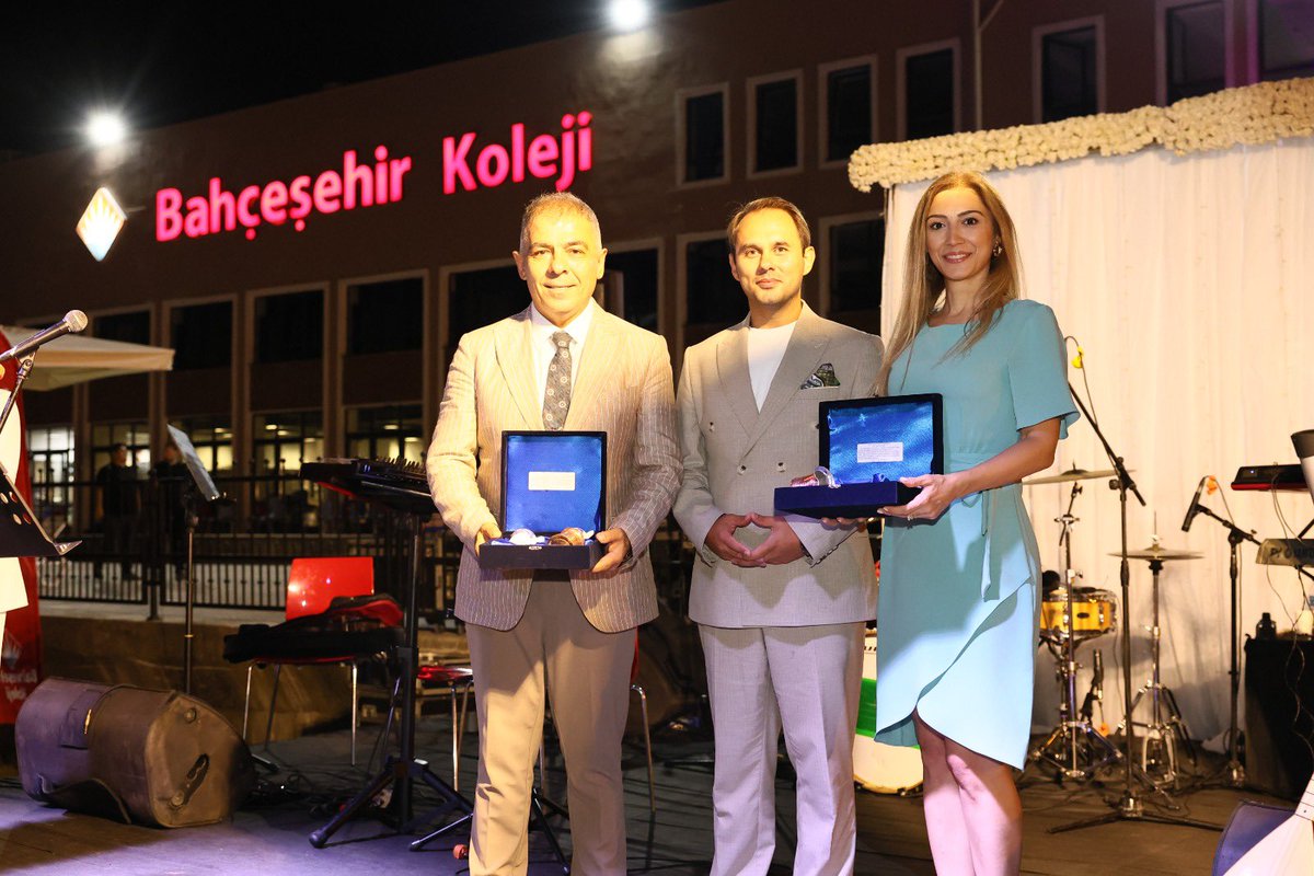 Katılımlarıyla bizleri onurlandıran Genel Müdürümüz Sn. Dr. Özlem Koç’a, Genel Müdür Yardımcımız Sn. Dr. Özge Aslan’a ve Genel Müdür Yardımcımız Sn. Savaş Boyar’a teşekkürlerimizi sunmak amacıyla hazırlanan anlamlı hediye, Kampüs Müdürümüz Sn. Ersin Ergen tarafından takdim edildi