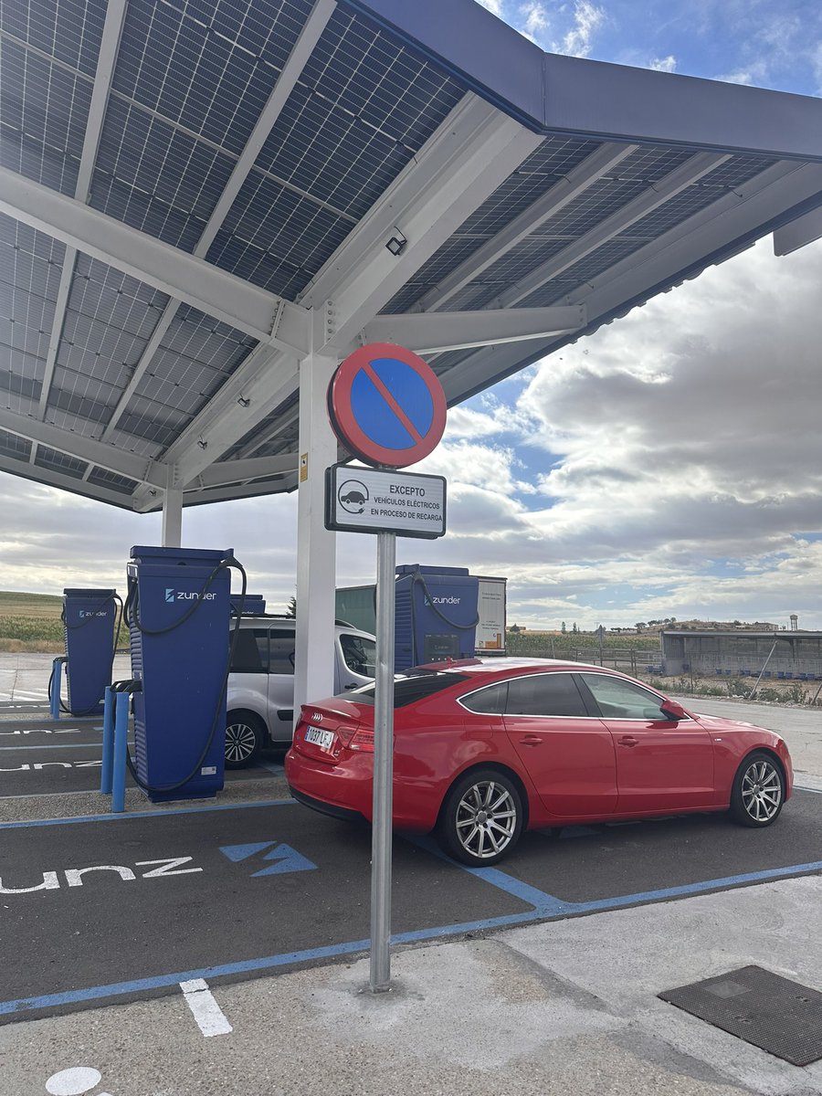 ⚡️Con <a href="/zunder_es/">Zunder</a> en 20min+250 km de autonomía
Con <a href="/ACCIONArecarga/">Recarga ACCIONA</a> en 20min: elegir bono, método de pago, promos… fallo de comunicación y 0kWh cargado

🌞 Y encima cargando al sol porque las plazas a la sombra estaban ocupadas por petrolheads 🙃

#EV #MovilidadEléctrica #Zunder