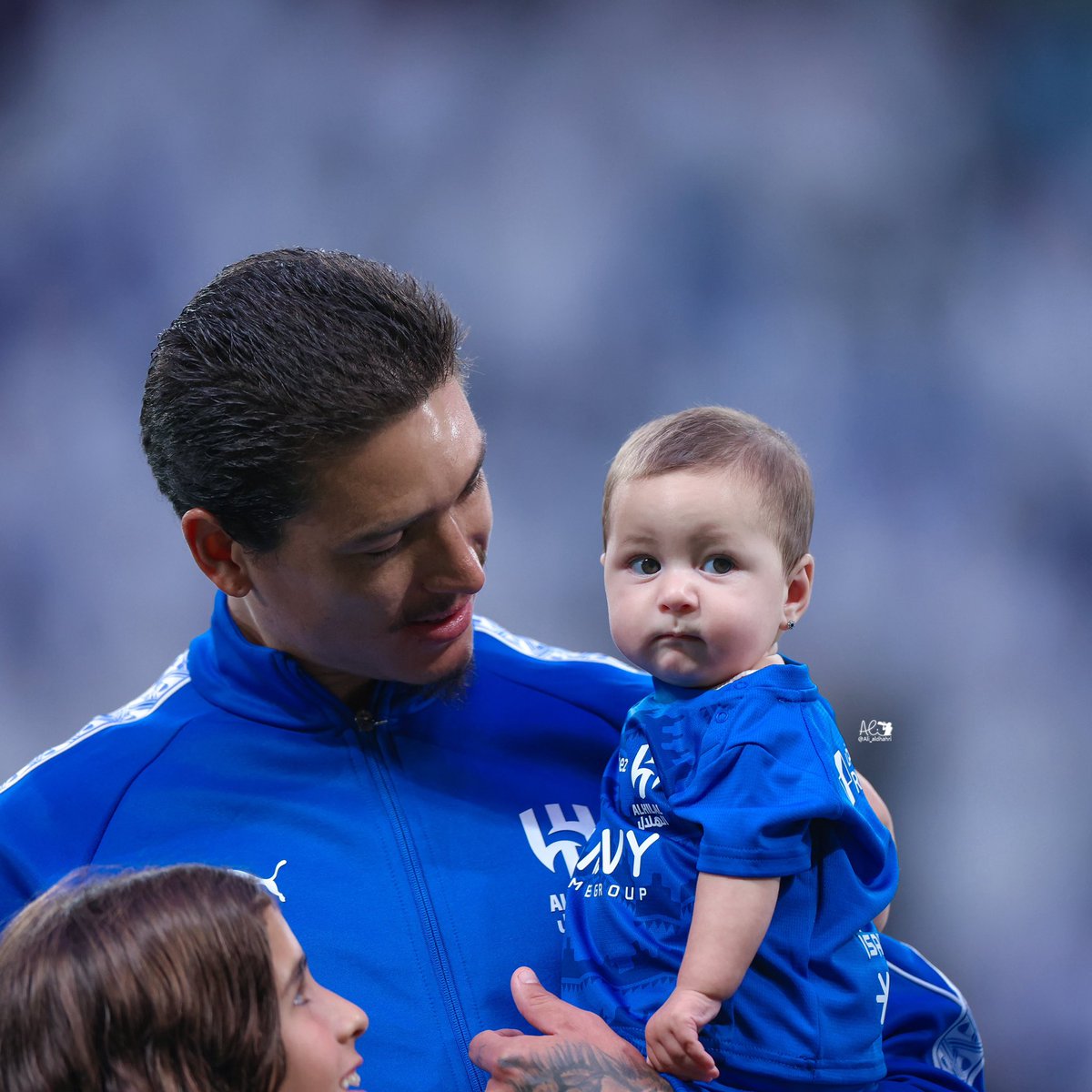 والله وانا ابوك لا اطلع الشيب بهم