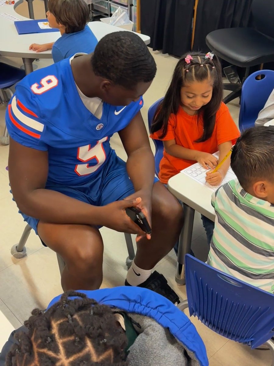 Gulfport_FB's tweet photo. (1/3) 

Members of the football team and cheer squad enjoyed spending time with the future Admirals at Anniston Avenue Elementary this morning!

#Hooyah | #OneGPT ⚓️⛓️🟦🟧 https://t.co/wAh1HUwq98