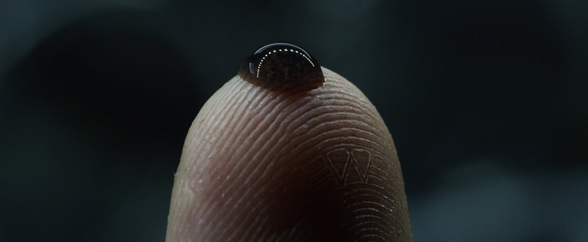 JackOCine's tweet image. Ridley Scott n'entend pas brosser les spectateurs dans le sens du poil lorsqu'il réalise #Prometheus : le préquel se fiche ouvertement des incohérences - vis-à-vis de la saga ou de son propre récit - et favorise le rythme, ainsi que la puissance angoissante des images.