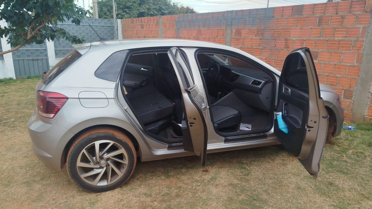 Senad_py's tweet image. 🚨 Detuvimos a joven brasileña por traficar drogas en Capitán Bado.
Se confiscaron marihuana, semillas modificadas de alto THC, un arma, logotipos para paquetes de droga y un vehículo.
Se investiga a otros vinculados al esquema criminal.