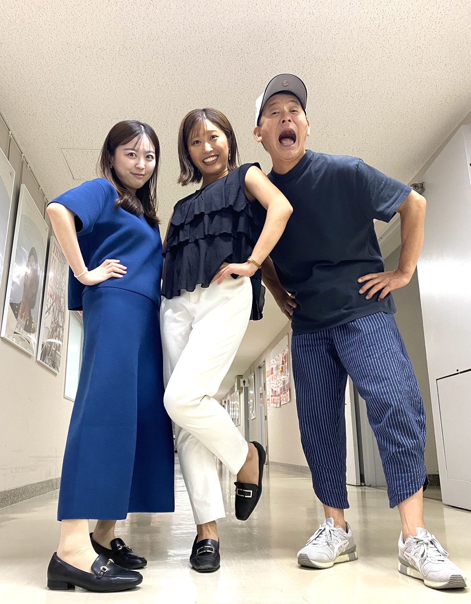 【ミポリン】「ペアルックみたいに同じ色味の服を着てるから…今日は2人で写真を撮ろうよ」と気象予報士「ミポリン」と廊下に出たら…その空気を察した「唐澤」が邪魔しに…。結局、3人で記念撮影。最近…お気に入りのこの2人。イジればイジるほど面白くなる。今日もいっぱい笑ったなぁ。