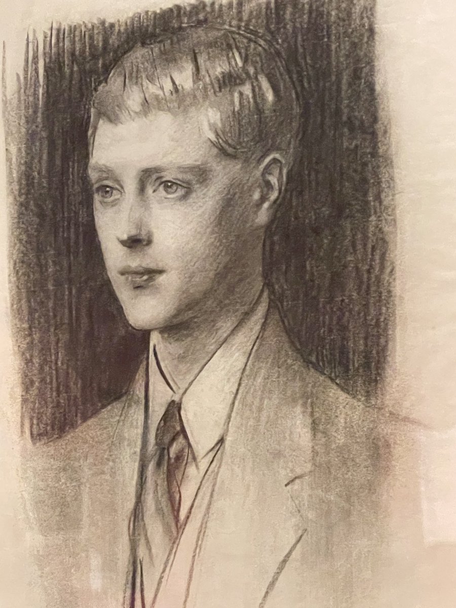 I was fascinated to see the crown and chair for the future Edward VIII’s inauguration as Prince of Wales at ⁦⁦<a href="/thekingsgallery/">The Kings Gallery</a>⁩. The crown’s ostensibly typical pattern of fleurs de lis and crosses is actually made up of daffodils. ⁦<a href="/RCT/">Royal Collection Trust</a>⁩