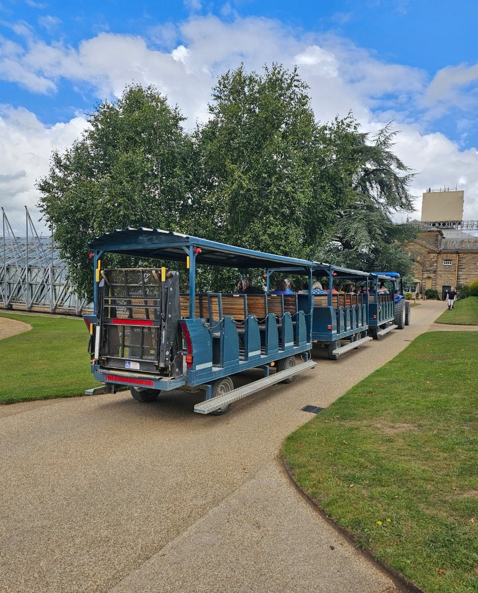 I'm 100% a tourist wherever I go and I make no apologies 😂 Open top bus tour? Count me in. Tractor tour around the gardens? Obviously (worth doing to see what you missed while walking around). Gorgeous sunny day at Chatsworth Country Fair today 
🎡🎪