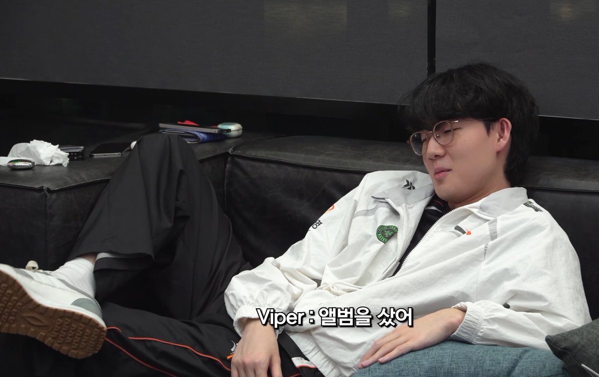 nutlovya's tweet image. 이 사람 또 이렇게 누워있네