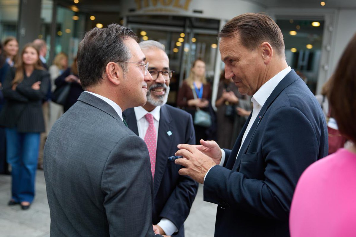 jmalbares's tweet photo. Europa vive momentos críticos. Todo lo que somos: una construcción de paz, democracias abiertas y tolerantes, un pilar del multilateralismo y la ONU está siendo abiertamente desafiado. 

En Copenhague, junto a mis colegas UE, protegemos nuestro modelo de vida y nuestros valores. https://t.co/1Fs5DGHLAs