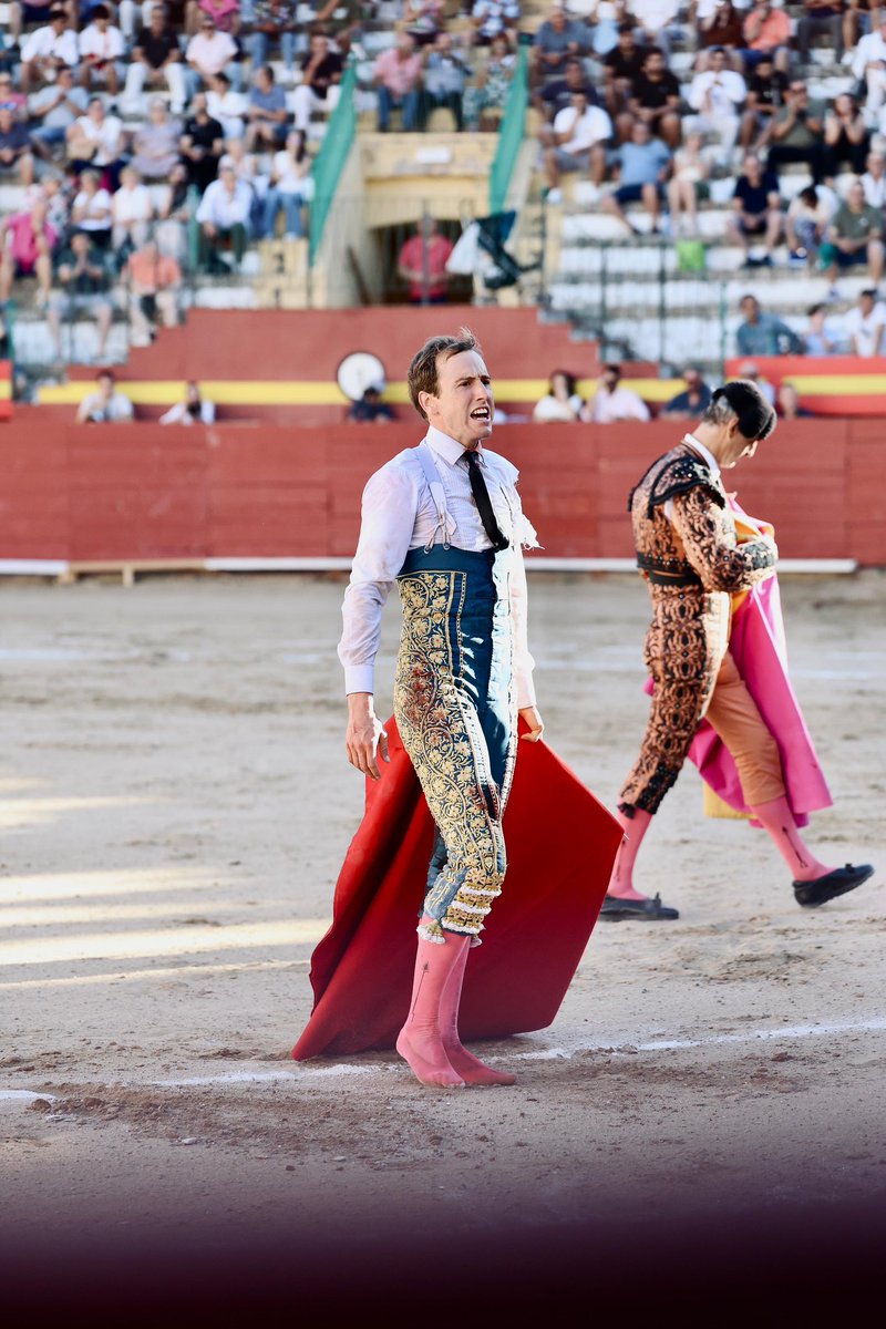 Secuencia de la fuerte cogida sufrida por Román. Fuerte dolor costal que le impide continuar la lidia. 
En breves os daremos más información.