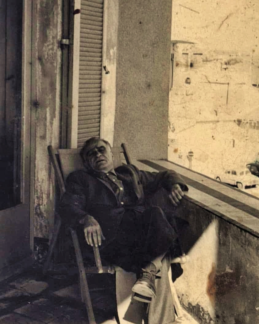 Ben zamanı gördüm,
İçimde ve dışımda sessiz çalışıyordu,
Bir mezar böyle kazılırdı ancak,
Yıldırımsız ve baltasız,
Bir orman böyle devrilirdi!

ahmet hamdi tanpınar