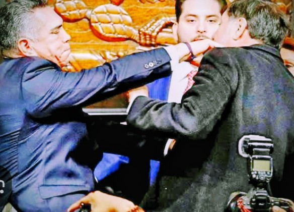 El narcopluridelincuente <a href="/alitomorenoc/">Alejandro Moreno</a> golpea a un hombre de la 3ra edad. Por este hecho debe estar de 4 a 8 años en prisión y una severa multa. Pero la ultra derecha mexicana no solo defiende sino aplaude la violencia. Qué pobre nivel el de este criminal goleador. Vergüenza