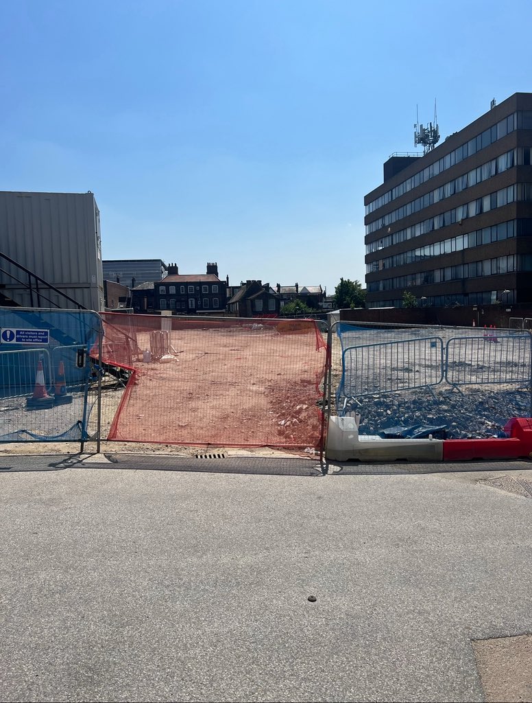 Really pleased to see planning permission given this week for the temporary conversion of the old Eltham Police Station site into Padel courts. 

We need to give people a reason to come to the High Street if we want to increase footfall and this does exactly that.