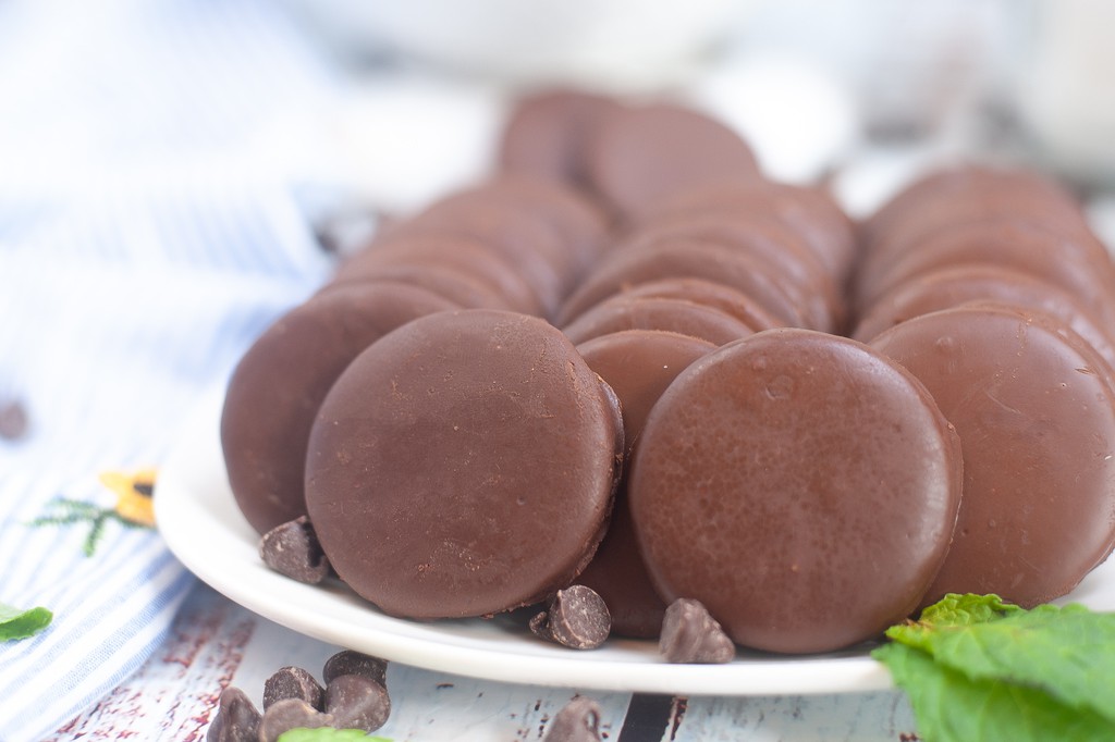 TaraGerner's tweet image. Peppermint extract will give you the authentic Thin Mint flavor you're looking for.

Read the full article: Homemade Thin Mints Girl Scouts Cookies Recipe
▸ lttr.ai/58HG

#copycatrecipes #thinmints #homemade #girlscoutcookies