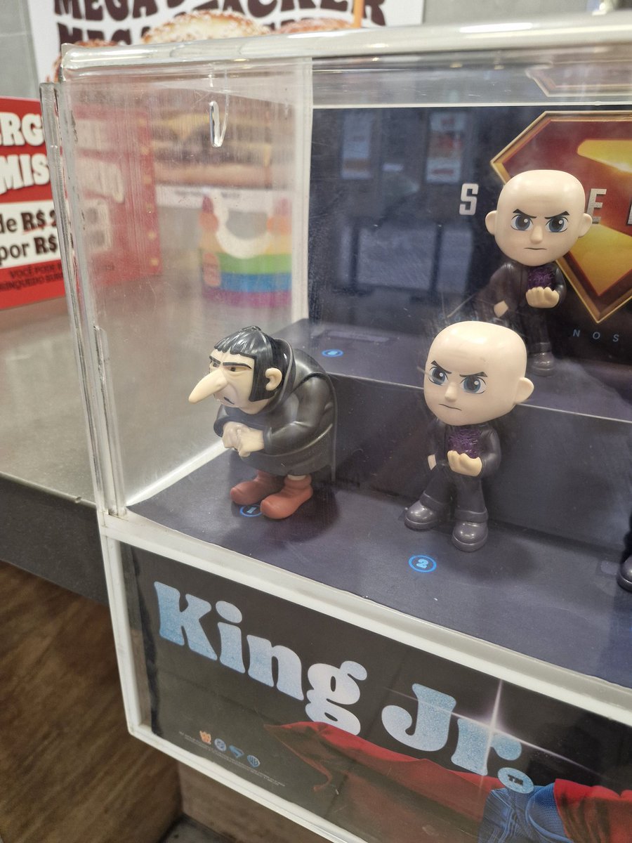 fui comer lanche com meu amigo e o burger king ta vendendo boneco do lex luthor e do esquerda na net