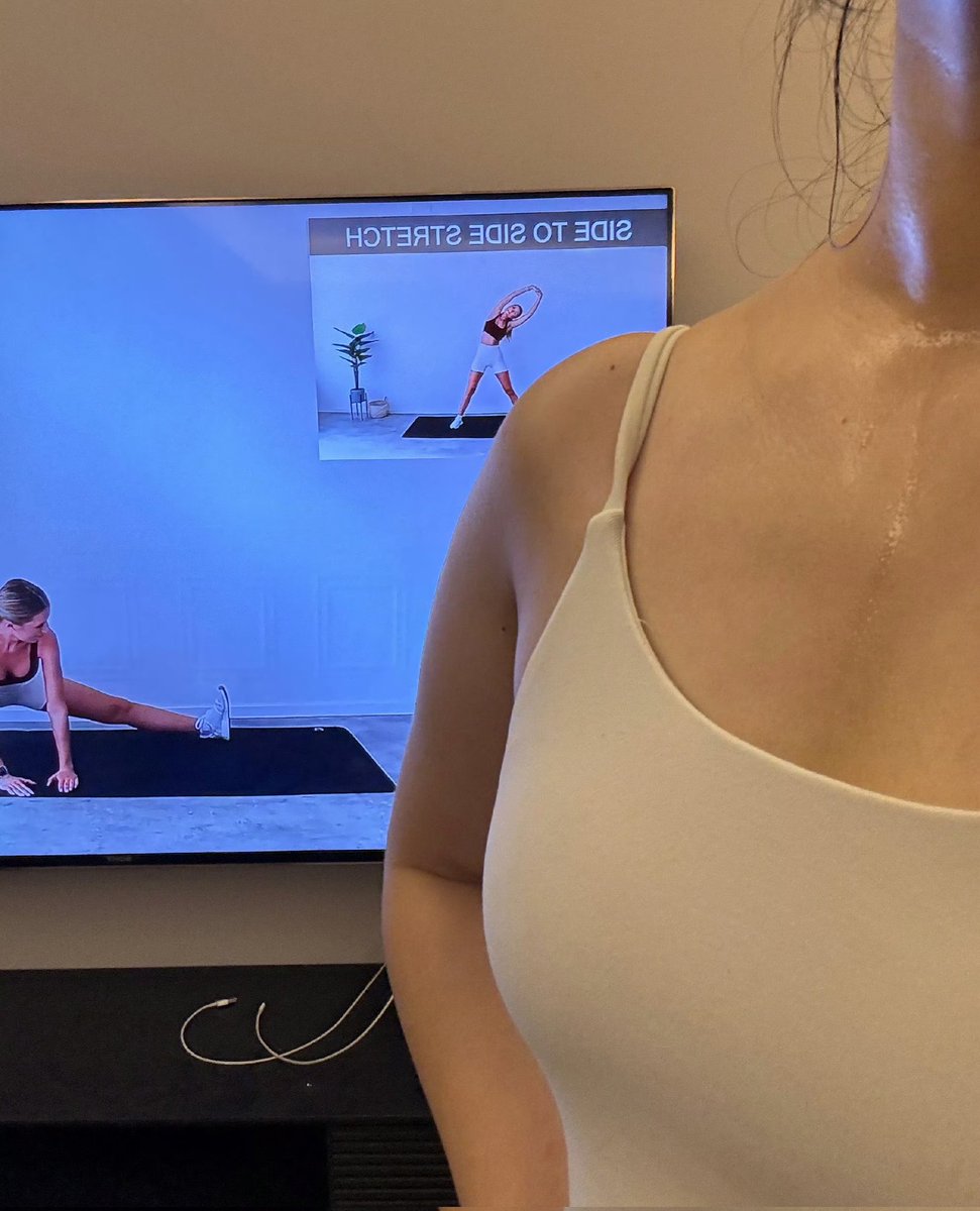 wall_hjs's tweet image. Stretching along with the video, feels good～
Relaxing after a workout, so comfy～