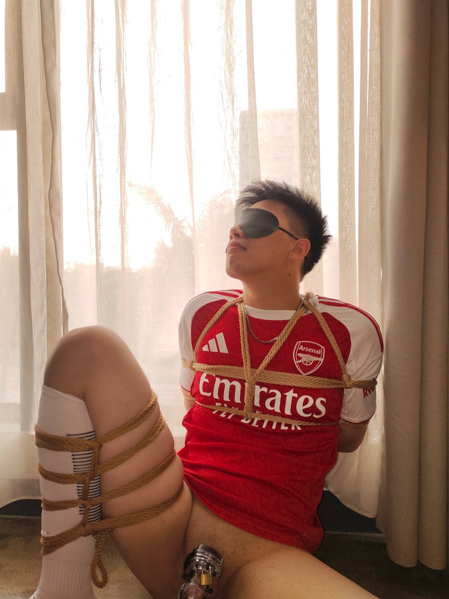 “该死的，钥匙呢”
“哼哼，是在找它吗；小……锁狗。乖乖听主人话吧”
望着眼前的男生，手中拿着一把钥匙；脑海瞬间一片空白，传来一阵臣服于他的声音，身体不由自主的听从眼前的话语……
主人：<a href="/suyoubing0210/">酥油饼Nick</a>
小狗：<a href="/ACZSTDHPX0M/">爱吃炸薯条的憨批</a>