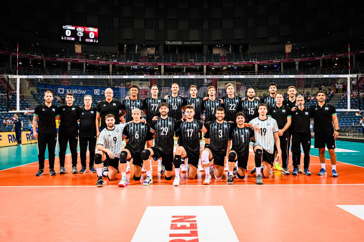 Voley_FeVA's tweet photo. ¡Gran debut de la Selección en el Memorial HB Wagner 🙌🇦🇷!

ARG 🇦🇷 3 – BRA 🇧🇷 0
25-20, 25-22, 25-21

ARG 🇦🇷 Sánchez, Kukartsev, Gallego, Loser, Palonsky, Vicentín, Danani (L)

🔜 Sábado 13hs vs Serbia

Fotos @memorialwagnera https://t.co/eI8bojNLXw