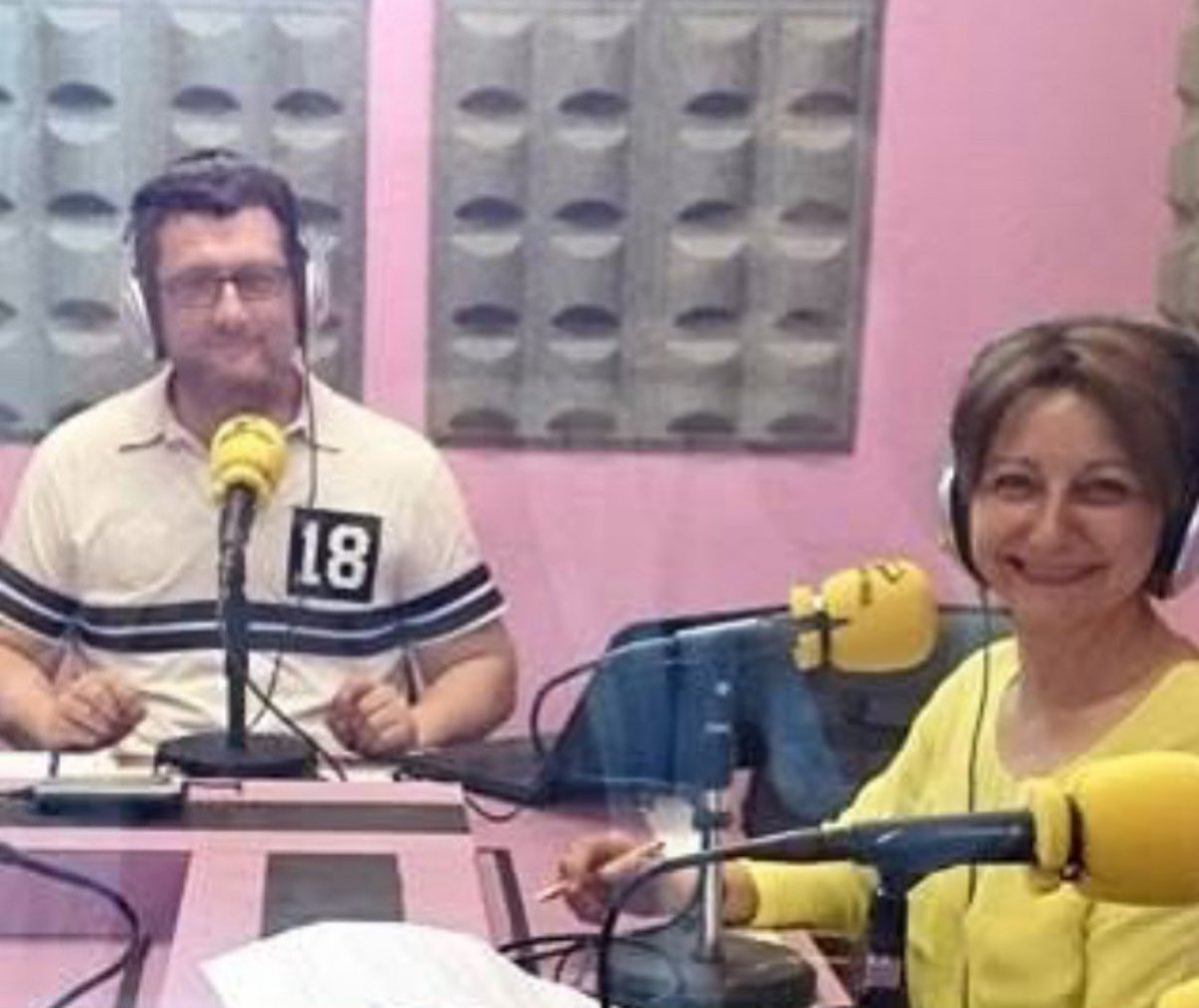 La gran Isabel Bravo cuelga el micrófono de <a href="/RadioCoruna/">Radio Coruña Cadena SER</a> de <a href="/La_SER/">Cadena SER</a>. Me lleva acompañando e informado 40 años! Aquí un momento de su gran generosidad donde se convirtió en la entrevistadora entrevistada en <a href="/CuacFM/">bsky: @cuacfm.org</a>. #VivaLaRadioSiempre