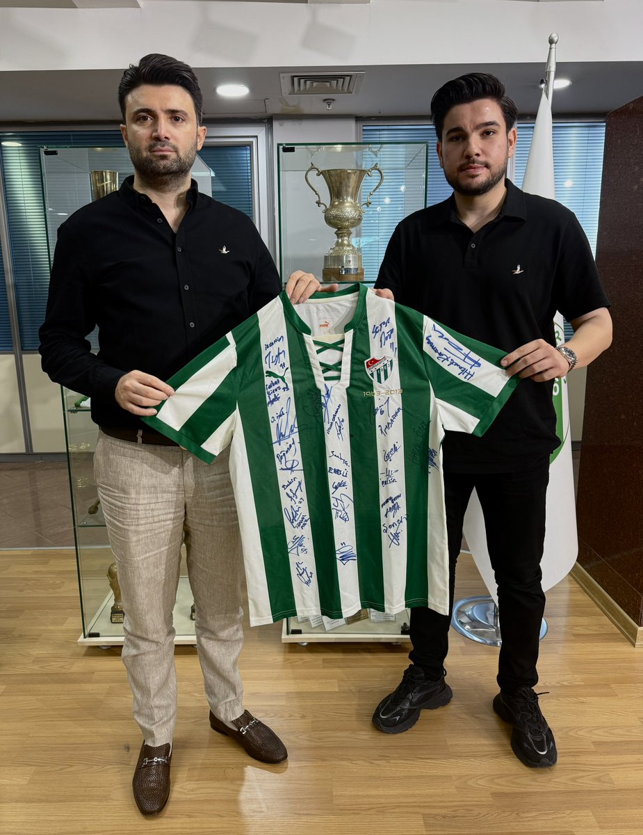 50. yıla özel olarak üretilen formamız, o dönemki futbolcularımızın imzalarıyla birlikte Çağan Ata bebeğimiz için satışa sunulmuştur.

Bu formanın bedeli 1 milyon TL’dir.

Çağan Ata bebeğe destek olmak isteyenler için bu değerli formanın satışı 3 Eylül Çarşamba günü sona