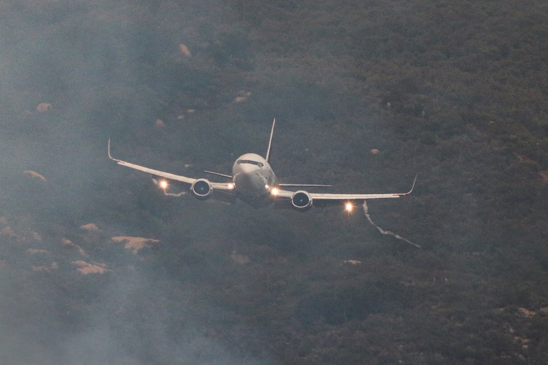 CoulsonAviation's tweet photo. 4,000 gallons of red on the Henderson Fire.
Tanker 137, May 30th.
Poetry in the sky, captured by @tango_lima_photography.
#CoulsonAviation #Tanker137 #C130 #AerialFirefighting https://t.co/dpwwN8pQ6H
