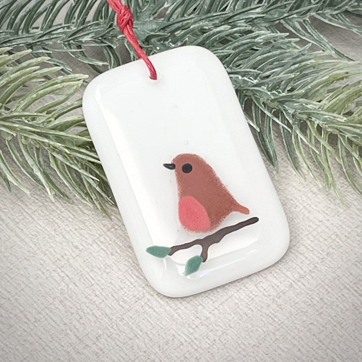 Another new robin ☺️
(I know…..it’s still August….! But these are just too cute to keep quiet about ☺️) 

blueberryglass.etsy.com/listing/435615…

#robins #glassrobin #fusedglassrobin  #fusedglassrobins #treedecs #christmastree #christmasprep