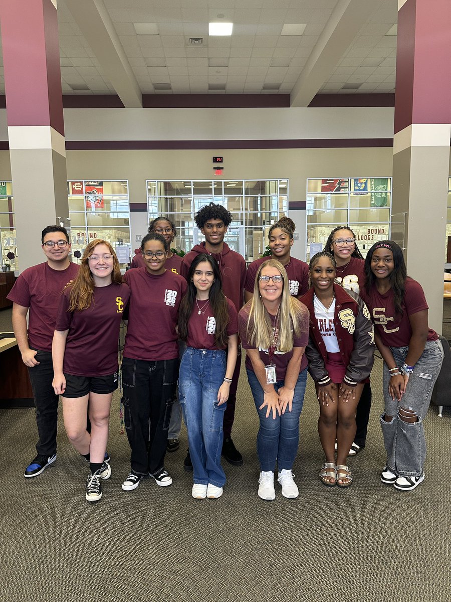 MAROON OUT FRIDAY!! 🐾🙌 Go Bulldogs!