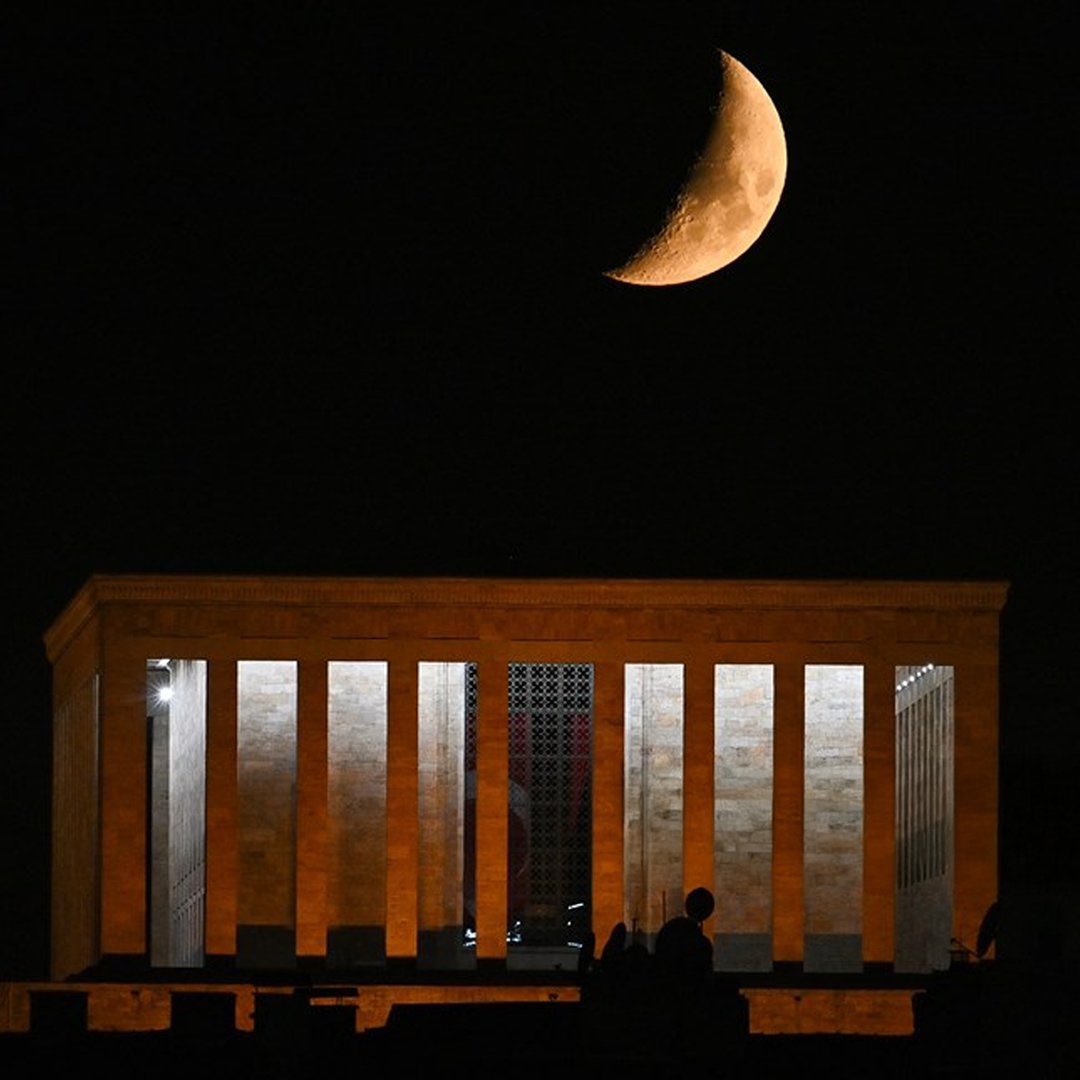 Anıtkabir ve yarım ay birlikte görüntülendi.