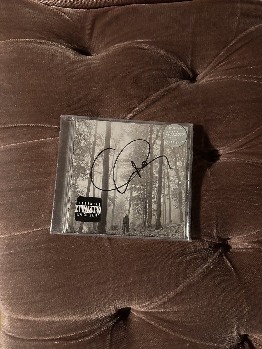 cortney_gee's tweet photo. SELLING SEALED SIGNED TAYLOR SWIFT FOLKLORE CDS!! I have 2. Brand new. $150 OBO paypal G&amp;S only let me know if you’re interested!! #TaylorSwift #folklore #signed https://t.co/gd24Qs7ao0