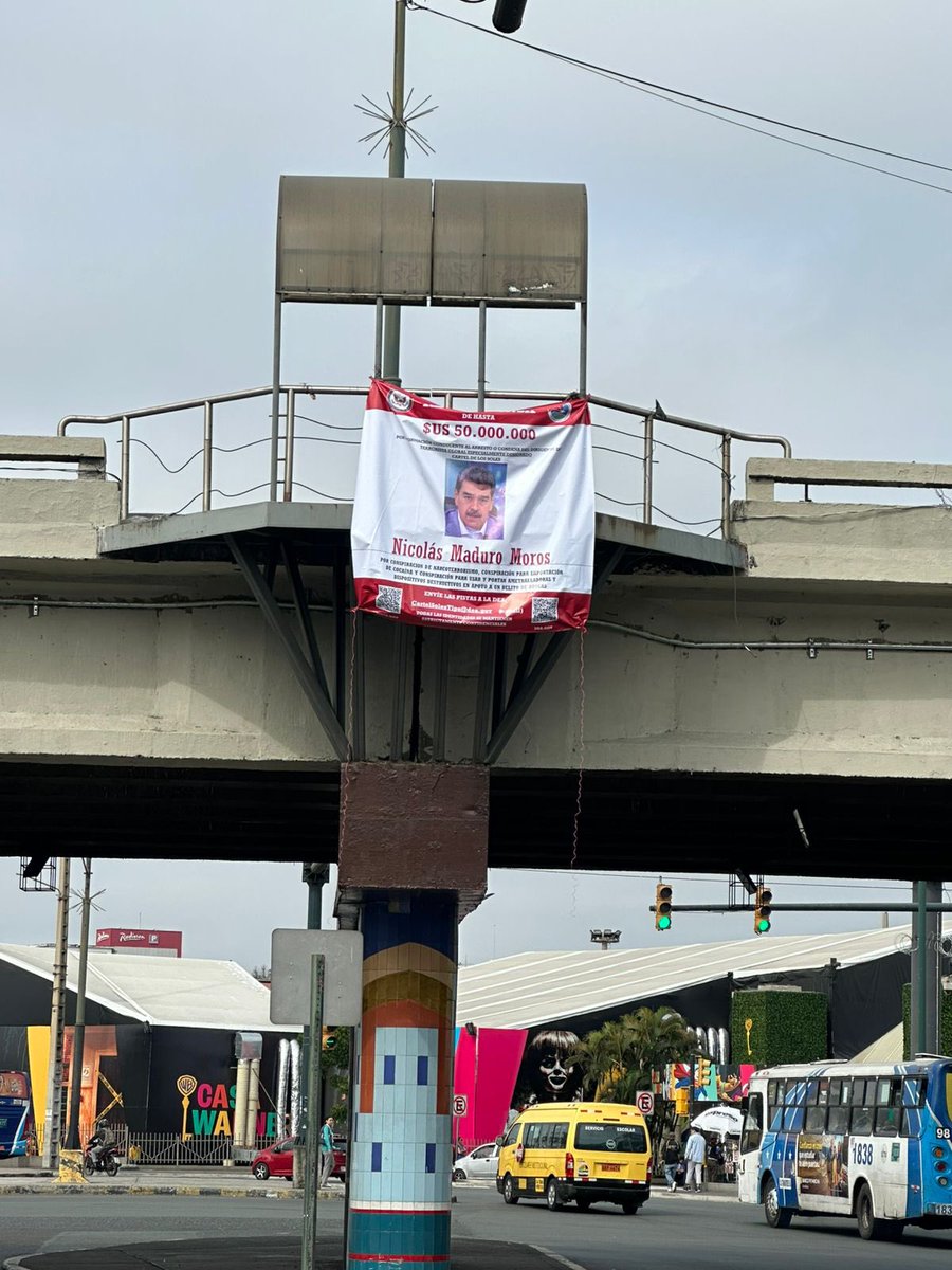 soyfernanperez's tweet image. #Guayaquil amaneció con un mensaje imposible de ignorar: un enorme panfleto exhibiendo la recompensa de 50 millones de dólares que la DEA ofrece por la captura de Nicolás Maduro.

La pregunta que surge es inevitable: ¿por qué aparece en nuestra ciudad un recordatorio tan…