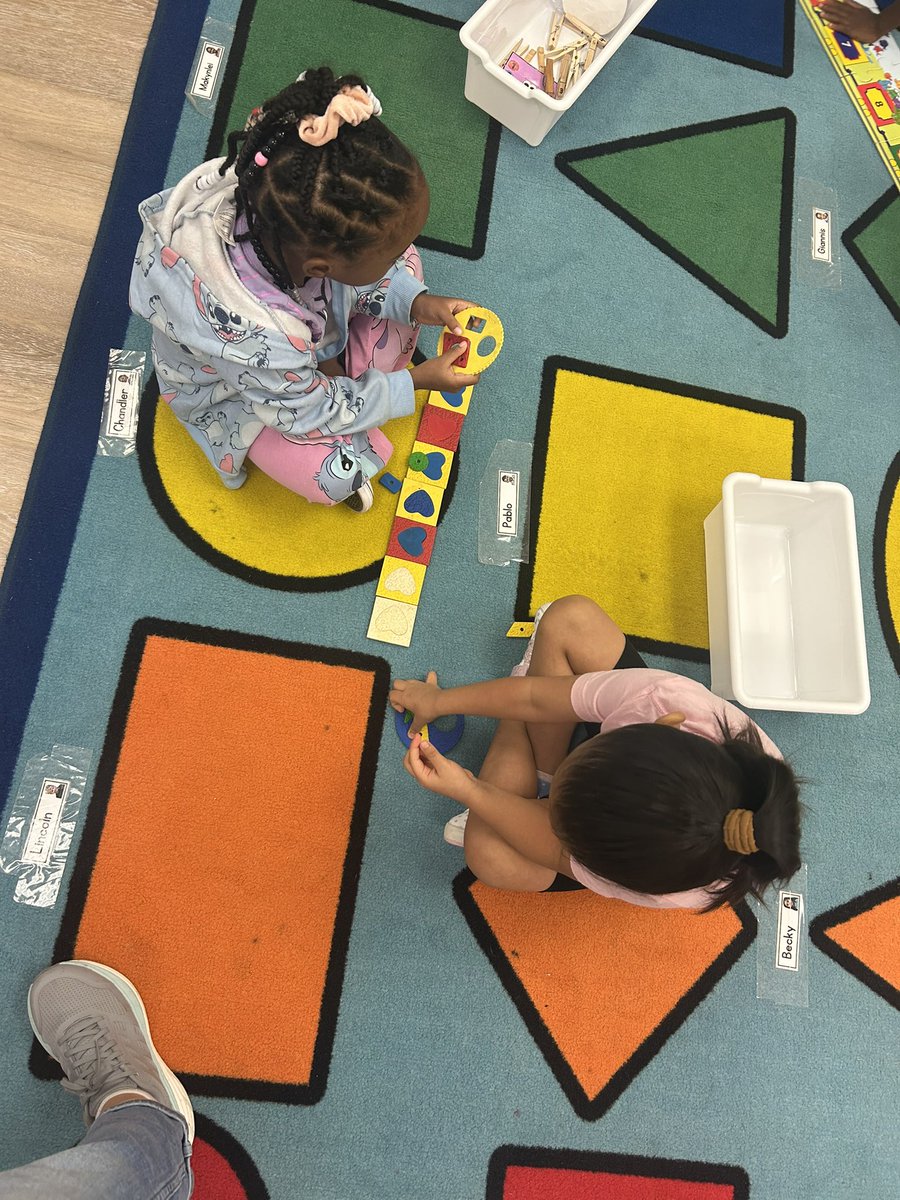 I love starting our day with puzzles on the rug before the bell rings. Gets us in a collaborative mindset ready to work together for a day of learning! #risdprek <a href="/MrsCoutant/">Anna Coutant</a>