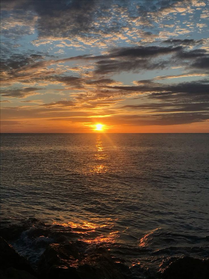 Ουρανός,Ορίζοντας και Θάλασσα,όταν ο ήλιος πλαγιάζει,ζωγραφίζοντας την πλάση.Κεντάει τον Ουρανό με σύννεφα βαμβακερά,βάφει τον  Ορίζοντα με αίμα,γεμίζει την θάλασσα με φωτεινούς διαδρόμους για να βλέπει το φεγγάρι όταν βγει,σέρνοντας πρώτο τον χορό στα όνειρα μας.
Καληνύχτα μας♥️