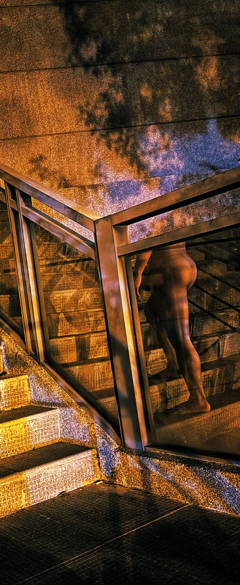 夜深人靜
捕捉剎那

是否
你也在這遊蕩

是否
你也飄渺不定

就讓時間慢慢沈澱
就讓一切慢慢流逝