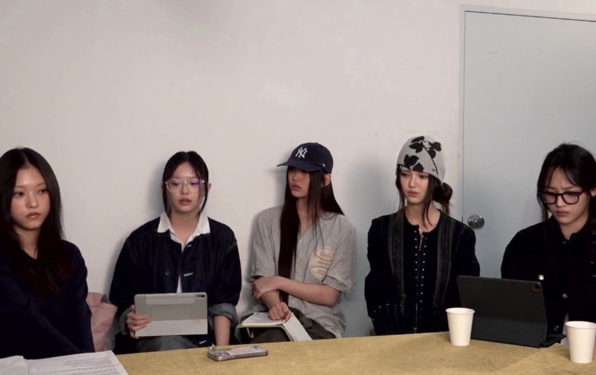 One year ago today, NewJeans did a surprise livestream on Youtube, addressing the ongoing situation with HYBE, ADOR and Min Heejin.